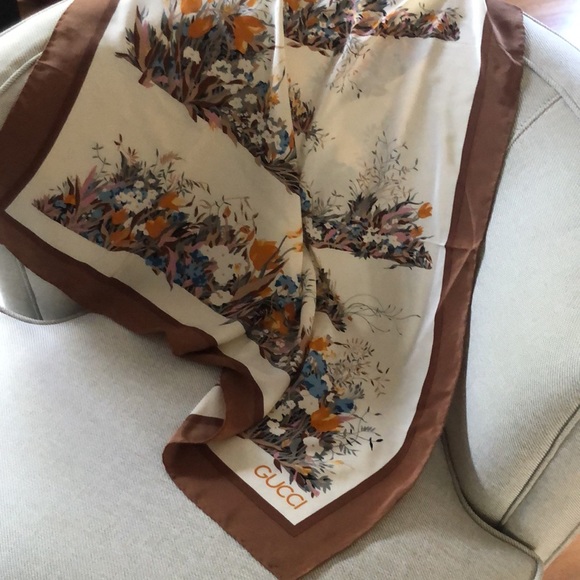 Gucci Vintage Elegant Flora Print Silk Scarf Made in Italy. Rare find. VTG - Picture 2 of 13
